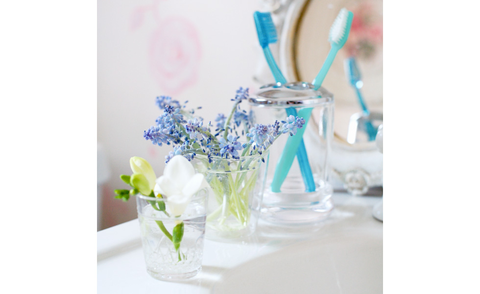 DIY Flower Arrangements: Freesia & Grape Hyacinth @hallmarkstores @hallmarkstoresIdeas