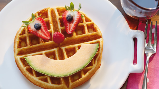 Fun & Easy Mother's Day Breakfast Ideas: Smiley Plate Special II #MyHallmark #MyHallmarkIdeas