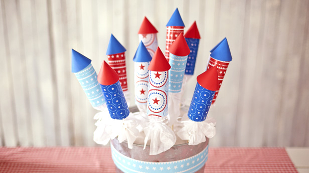 4th of July crafts and free printables: rocket party favors #MyHallmark #MyHallmarkIdeas