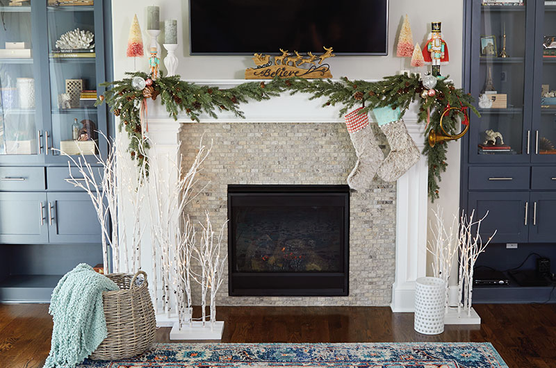 How to decorate a mantel for Christmas - EM