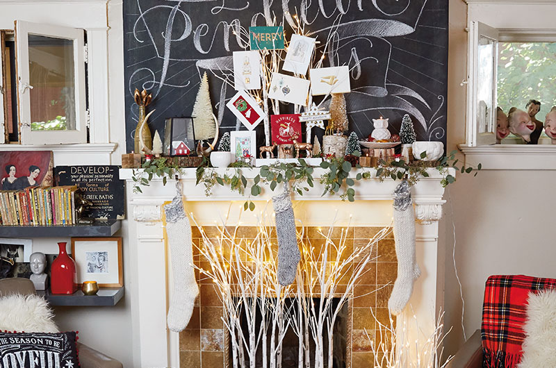 How to decorate a mantel for Christmas - Nicole