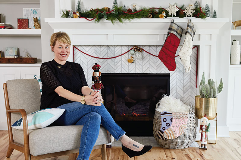 How to decorate a mantel for Christmas - Tuesday