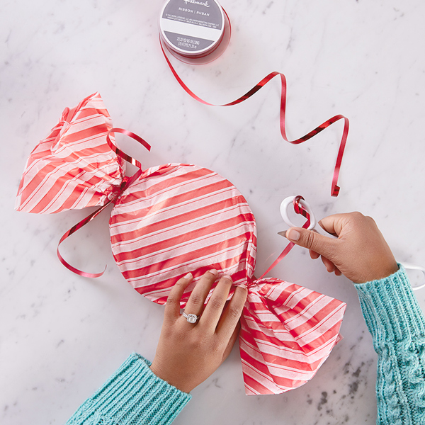 A sweet and easy way to wrap cookies for Christmas | Hallmark Ideas ...